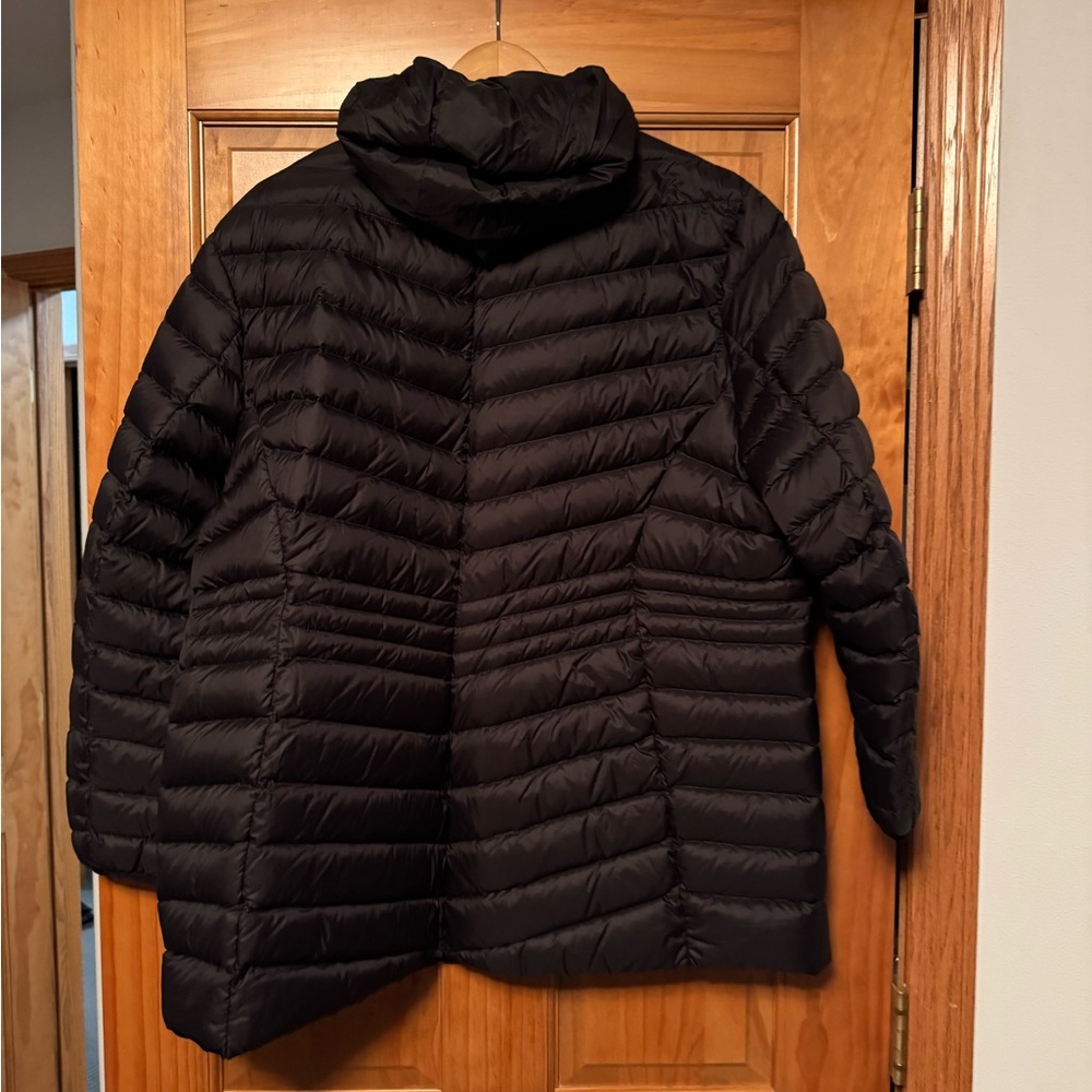 Lands' End Women's Classic Black Puffer Jacket - Picture 2 of 3